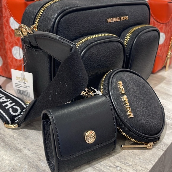 Michael Kors Jet Set Md Leather Crossbody Bag Case for Apple Airpods Pro®
Black - Picture 7 of 16